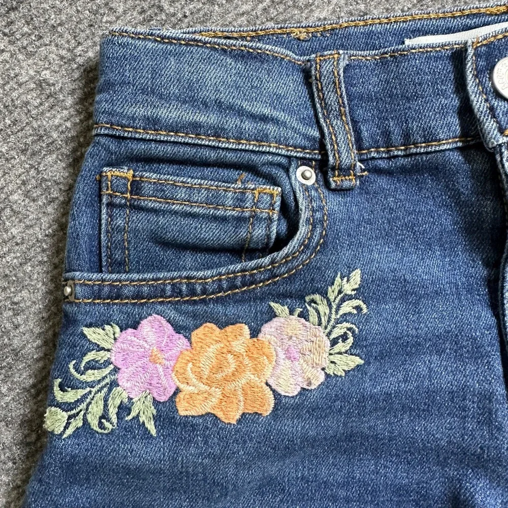 Levi Strauss Signature Vintage High Rise Mom Shorts Floral Embroidered Denim 10